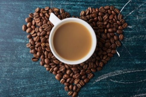 چگونه کافئین می‌تواند در سلامت روده نقش داشته باشد؟