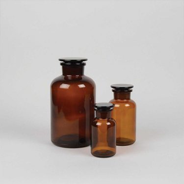 اهمیت شیشه قهوه‌ای ضد نور در آزمایشگاه‌های علمی